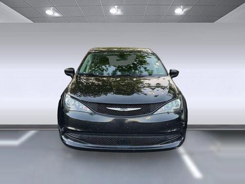 Brilliant Black Crystal Pearlcoat 2022 Chrysler Voyager LX