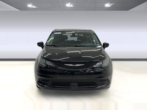 Brilliant Black Crystal Pearlcoat 2022 Chrysler Voyager LX
