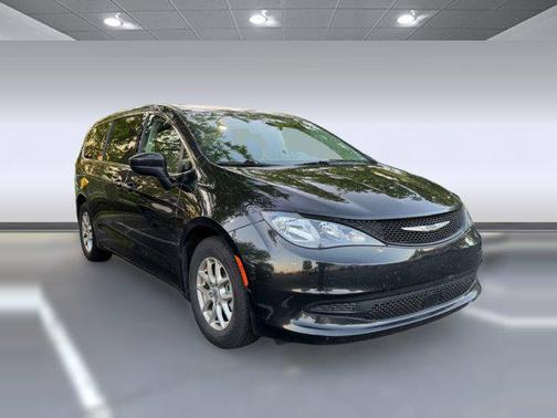 Brilliant Black Crystal Pearlcoat 2022 Chrysler Voyager LX