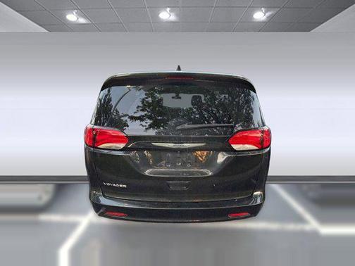 Brilliant Black Crystal Pearlcoat 2022 Chrysler Voyager LX