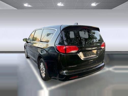 Brilliant Black Crystal Pearlcoat 2022 Chrysler Voyager LX