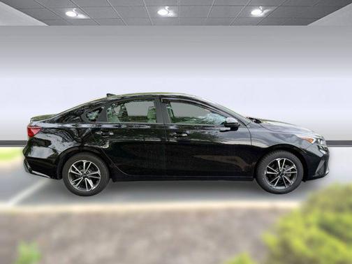 Aurora Black 2022 Kia Forte LXS