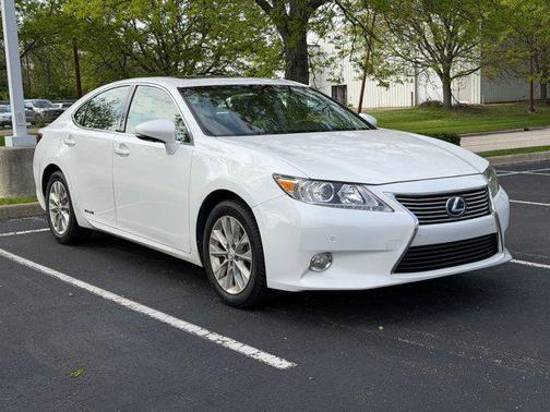 Starfire Pearl 2013 Lexus ES 300h Base