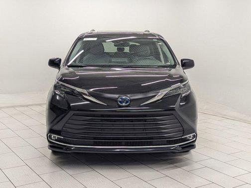2024 Toyota Sienna XLE 8 Passenger