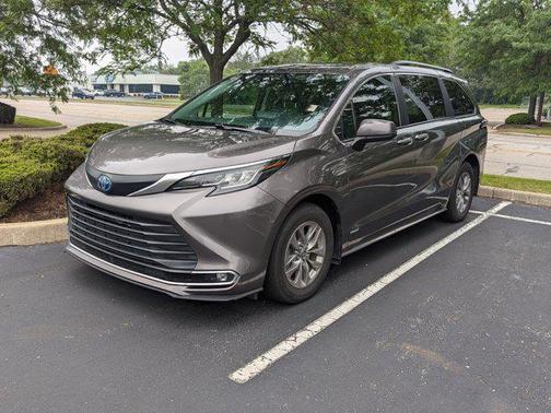 2021 Toyota Sienna XLE 8 Passenger