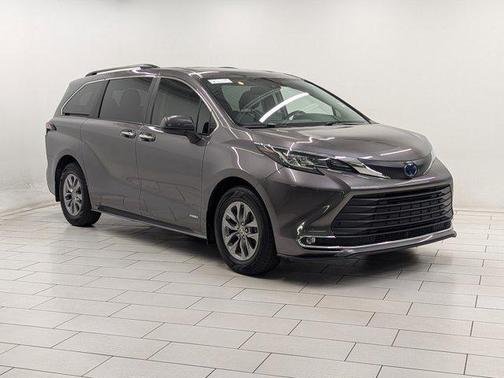 2021 Toyota Sienna XLE 8 Passenger