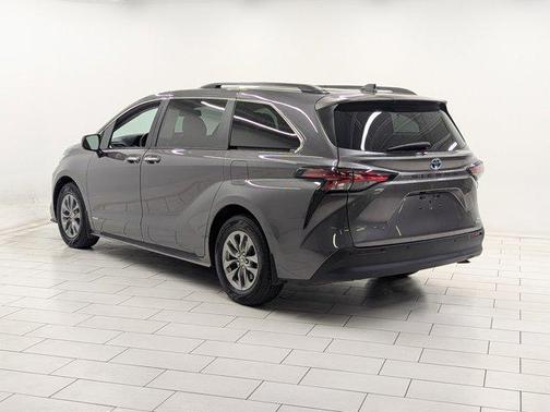 2021 Toyota Sienna XLE 8 Passenger