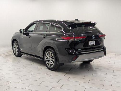 2021 Toyota Highlander Hybrid Platinum
