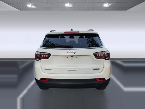 Bright White Clearcoat 2024 Jeep Compass Latitude