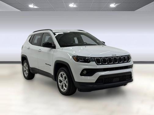 Bright White Clearcoat 2024 Jeep Compass Latitude
