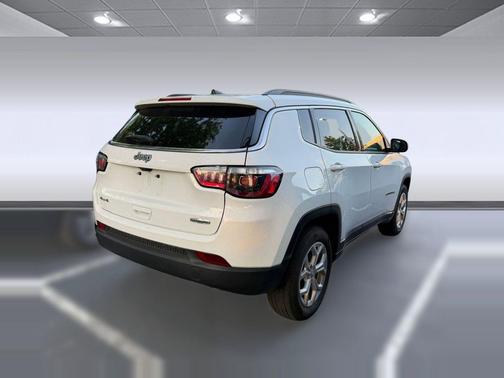 Bright White Clearcoat 2024 Jeep Compass Latitude
