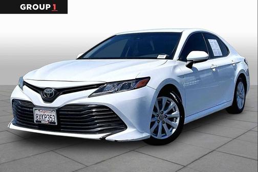 Super White 2018 Toyota Camry LE