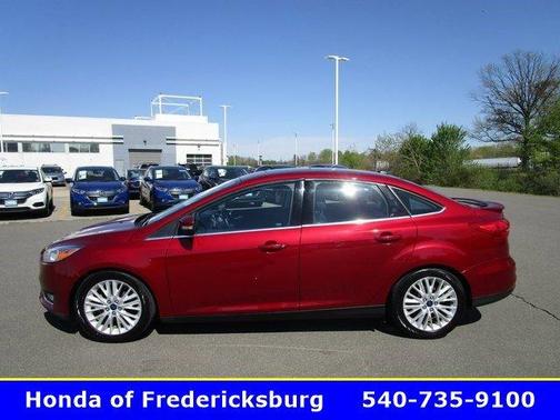 Photo 4 of 32 of 2016 Ford Focus Titanium