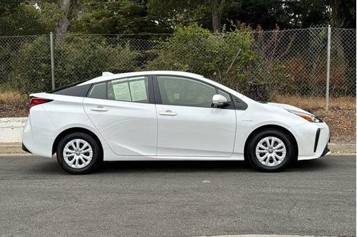 2022 Toyota Prius LE