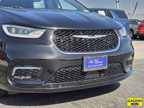 Diamond Black Crystal Pearlcoat 2024 Chrysler Pacifica Hybrid Select