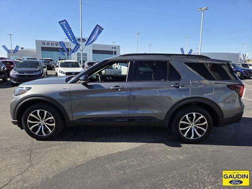 Gray Metallic 2025 Ford Explorer ST-Line