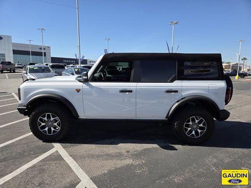 Oxford White 2023 Ford Bronco Badlands