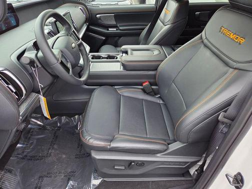 Star White Metallic Tri-Coat 2026 Ford Expedition Tremor