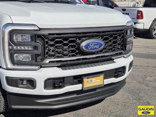 Oxford White 2023 Ford F-250 Lariat