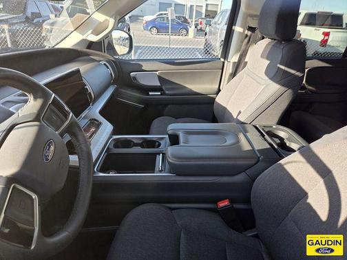 Oxford White 2025 Ford Expedition Active