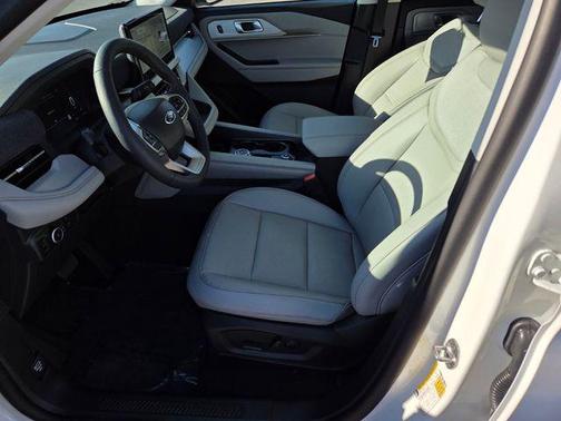 Star White Metallic Tri-Coat 2026 Ford Explorer Active