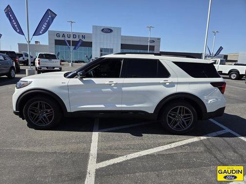 Star White Metallic Tri-Coat 2025 Ford Explorer ST-Line