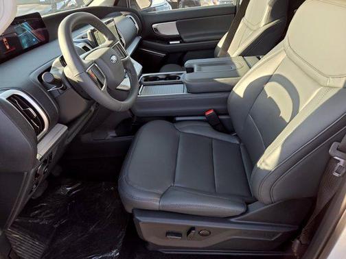 Star White Metallic Tri-Coat 2027 Ford Expedition Max Active 4x4