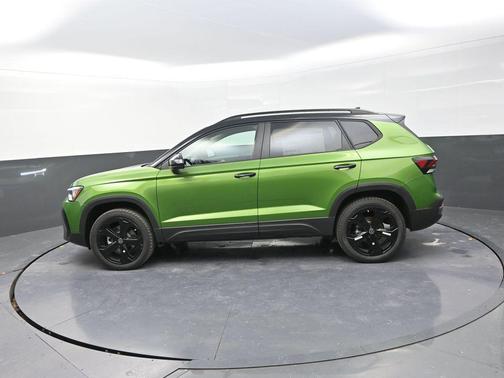 2026 Volkswagen Taos SE Black