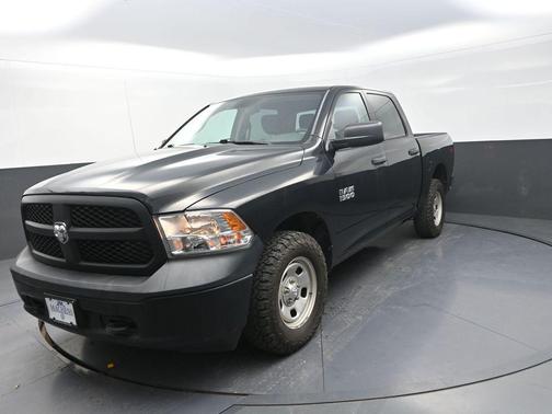 Brilliant Black Crystal Pearlcoat 2018 RAM 1500 Tradesman
