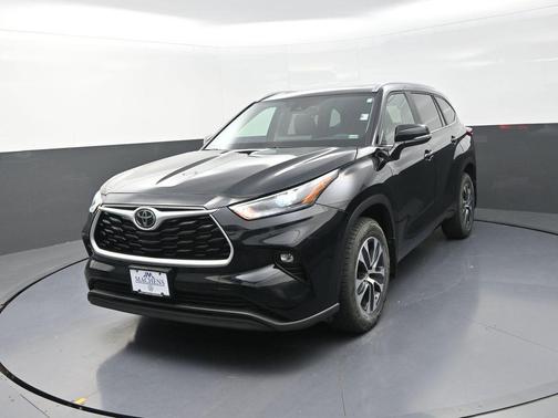 Midnight Black Metallic 2024 Toyota Highlander XLE