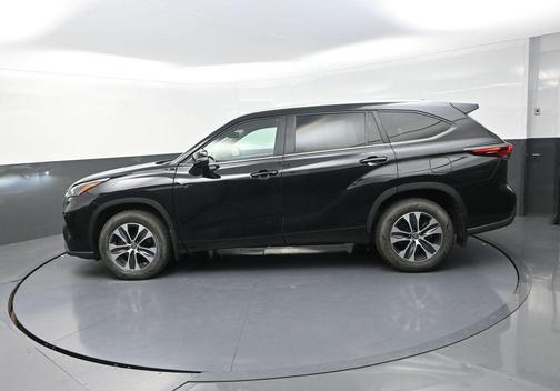 Midnight Black Metallic 2024 Toyota Highlander XLE
