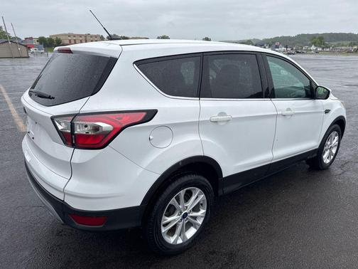 Oxford White 2017 Ford Escape SE