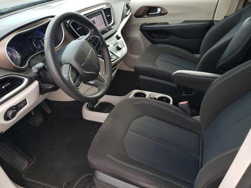 Silver Mist Clearcoat 2022 Chrysler Voyager LX