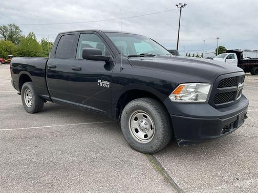 Brilliant Black Crystal Pearlcoat 2018 RAM 1500 Tradesman