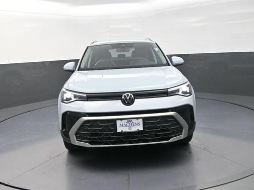 Monument Gray 2026 Volkswagen Taos SE