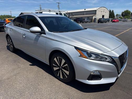 Brilliant Silver Metallic 2022 Nissan Altima 2.5 SV