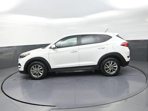 Dazzling White 2018 Hyundai TUCSON SE