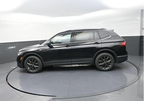 Deep Black 2023 Volkswagen Tiguan 2.0T SE