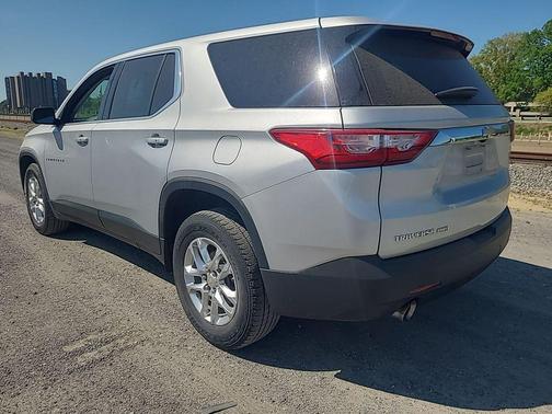 Silver Ice Metallic 2020 Chevrolet Traverse LS