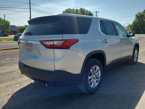 Silver Ice Metallic 2020 Chevrolet Traverse LS
