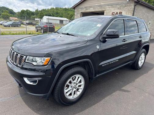 Diamond Black Crystal Pearlcoat 2018 Jeep Grand Cherokee Laredo E