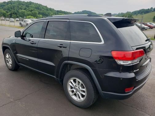 Diamond Black Crystal Pearlcoat 2018 Jeep Grand Cherokee Laredo E