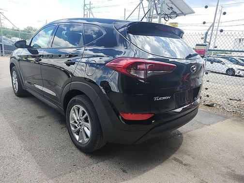 Black Noir Pearl 2018 Hyundai TUCSON SE