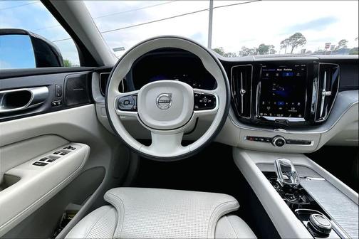 2023 Volvo XC60 B5 Ultimate Dark Theme