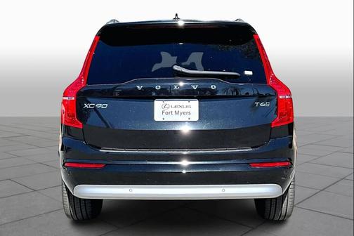 2022 Volvo XC90 T6 Momentum