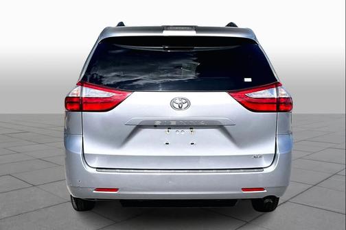 2019 Toyota Sienna XLE