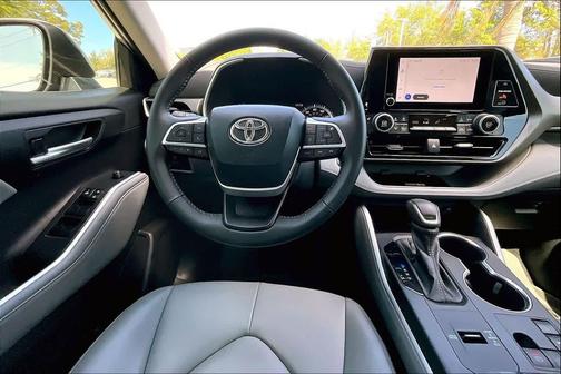 Celestial Silver Metallic 2024 Toyota Highlander XLE