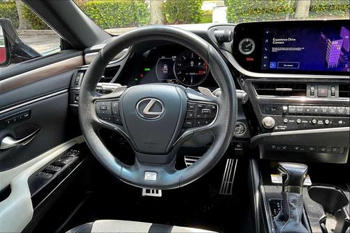 2023 Lexus ES 300h F SPORT Handling