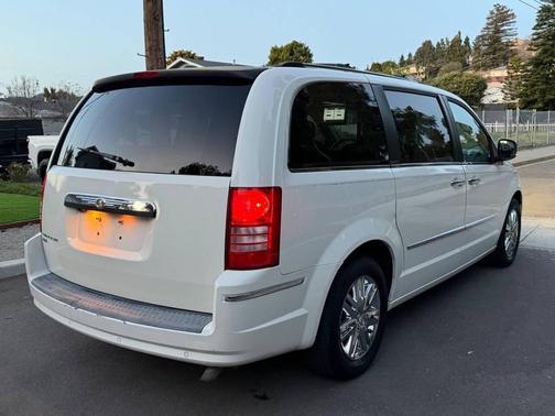 2009 Chrysler Town & Country Limited