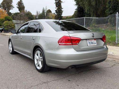 2014 Volkswagen Passat 1.8T Auto SE w/Sunroof & Nav